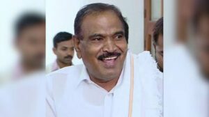 ಅರಸೀಕೆರೆ. ರಾಜ್ಯ ಸಚಿವ ಸಂಪುಟ ವಿಸ್ತರಣೆ ಕುರಿತು ರಾಜಕೀಯ ಚಟುವಟಿಕೆಗಳು ಮತ್ತೆ ಗರಿ ಗೆದ್ದರಿದ್ದು ಹಾಸನ ಜಿಲ್ಲೆಗೆ ಸಚಿವ ಸ್ಥಾನ ದೊರೆಯುವ ಸಾಧ್ಯತೆಗಳ ಕುರಿತು ಕಾಂಗ್ರೆಸ್ ವಲಯದಲ್ಲಿ ಚರ್ಚೆಗಳು ಜೋರಾಗಿವೆ. ಈ ಹಿನ್ನಲೆಯಲ್ಲಿ ಅರಸೀಕೆರೆ ಕ್ಷೇತ್ರದ ಶಾಸಕ ಹಾಗೂ ಕಾಂಗ್ರೆಸ್ನ ಹಿರಿಯ ನಾಯಕ ಕೆಎಂ ಶಿವಲಿಂಗೇಗೌಡ ಅವರ ಹೆಸರು ಸಚಿವ ಸ್ಥಾನದ ಆಕಾಂಕ್ಷಿಗಳ ಪಟ್ಟಿಯಲ್ಲಿ ಪ್ರಮುಖವಾಗಿ ಕೇಳಿಬರುತ್ತಿದೆ.
 ಸತತವಾಗಿ ಜನರ ನಡುವೆ ಕಾರ್ಯ ನಿರ್ವಹಿಸುತ್ತಿರುವ ಶಿವಲಿಂಗೇಗೌಡರು ಹಲವು ಬಾರಿ ಶಾಸಕರಾಗಿ ಆಯ್ಕೆಯಾಗಿದ್ದು, ಆಡಳಿತಾತ್ಮಕ ಅನುಭವದೊಂದಿಗೆ ಕ್ಷೇತ್ರದ ಅಭಿವೃದ್ಧಿಗೆ ಒತ್ತು ನೀಡಿರುವುದು ಅವರ ಪ್ರಮುಖ ರಾಜಕೀಯ ಬಲವೆಂದು ಬೆಂಬಲಿಗರು ಅಭಿಪ್ರಾಯ ಪಡುತ್ತಿದ್ದಾರೆ. ಹೀಗಾಗಿ ಈ ಬಾರಿ ಸಚಿವ ಸಂಪುಟದಲ್ಲಿ ಅವರಿಗೆ ಅವಕಾಶ ನೀಡಬೇಕು ಎಂಬ ಒತ್ತಾಯ ಅರಸೀಕೆರೆ ಕ್ಷೇತ್ರ ಸೇರಿದಂತೆ ಹಾಸನ ಜಿಲ್ಲೆಯ ಕಾಂಗ್ರೆಸ್ ಕಾರ್ಯಕರ್ತರಲ್ಲಿ ಕೇಳಿಬರುತ್ತಿದೆ.
 ಶಿವಲಿಂಗೇಗೌಡರು ಶಾಸಕನಾಗಿ ಕ್ಷೇತ್ರದಲ್ಲಿ ರಸ್ತೆ ಸೇತುವೆ ಕುಡಿಯುವ ನೀರು ಶಿಕ್ಷಣ ಆರೋಗ್ಯ ಹಾಗೂ ಗ್ರಾಮೀಣ ಮೂಲಸೌಕರ್ಯ ಅಭಿವೃದ್ಧಿಗೆ ಹೆಚ್ಚಿನ ಆದ್ಯತೆ ನೀಡಿದ್ದಾರೆ ಎನ್ನ ಲಾಗುತ್ತಿದೆ. ಗ್ರಾಮೀಣ ರಸ್ತೆ ಅಭಿವೃದ್ಧಿ ಕಾಂಕ್ರೀಟ್ ರಸ್ತೆ ನಿರ್ಮಾಣ ಚಲಂಡಿ ಕಾಮಗಾರಿ ಕುಡಿಯುವ ನೀರಿನ ಯೋಜನೆಗಳು ಹಾಗೂ ವಿವಿಧ ಮೂಲ ಸೌಲಭ್ಯಗಳ ಕಲ್ಪನೆಗೆ ಸರ್ಕಾರದಿಂದ ಅನುದಾನ ತರುವಲ್ಲಿ ಪ್ರಯತ್ನಿಸಿದ್ದಾರೆ ಎಂದು ಬೆಂಬಲಿಗರು ಹೇಳುತ್ತಾರೆ.
 